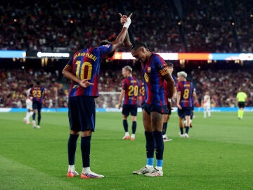 Lamine Yamal y Raphinha celebran un gol en el Camp Nou