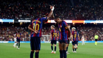 Lamine Yamal y Raphinha celebran un gol en el Camp Nou