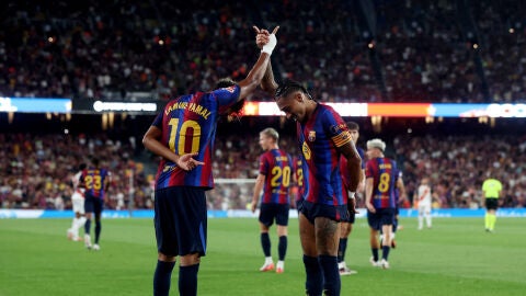 Lamine Yamal y Raphinha celebran un gol en el Camp Nou