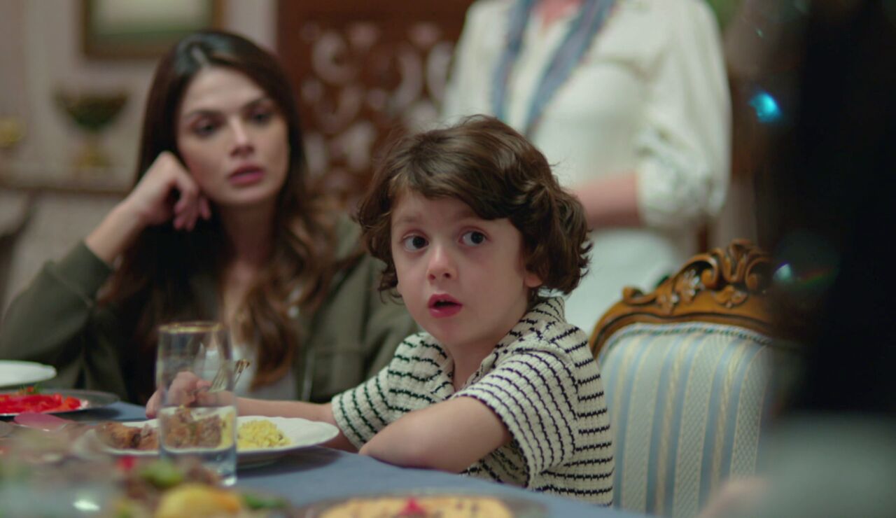 "&Eacute;l es tu t&iacute;o": Sadakat le proh&iacute;be al ni&ntilde;o llamar pap&aacute; a Cihan 