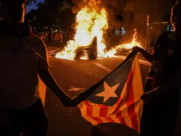 Un momento de la quema de contenedores Un momento de la quema de contenedores