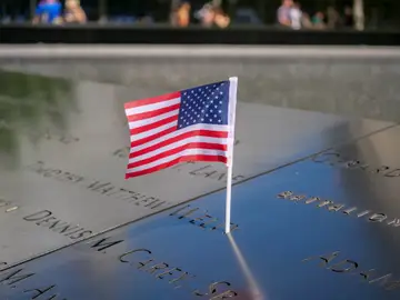 Bandera de Estados Unidos plantada en el memorial del 11S Bandera de Estados Unidos plantada en el memorial del 11S