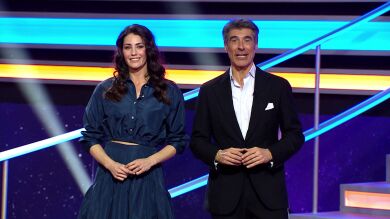 Jorge Fernández y Laura Moure dan la bienvenida a La ruleta de la suerte noche y presentan los gajos más espectaculares