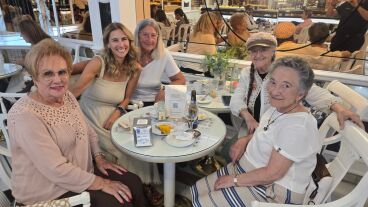 Varias mujeres toman caf&eacute; juntas