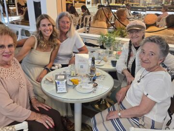 Varias mujeres toman caf&eacute; juntas