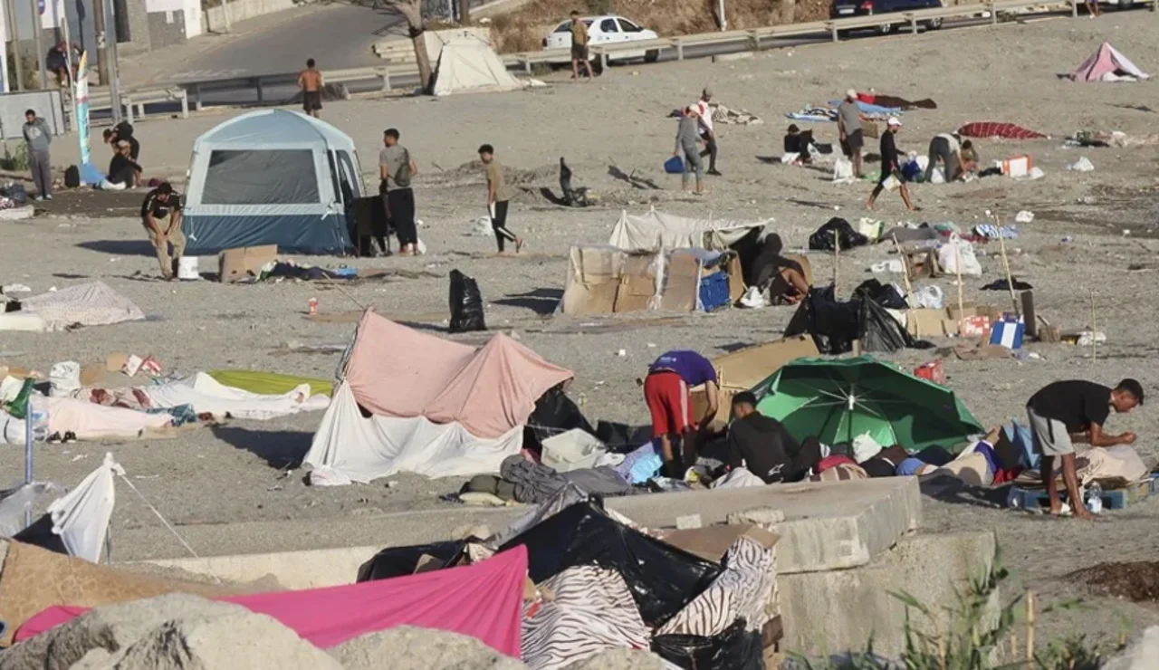 Imagen de archivo de algunos migrantes en la playa El Trampolín