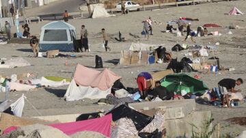Imagen de archivo de algunos migrantes en la playa El Trampol&iacute;n