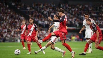 &Aacute;lvaro Carreras dispara para anotar el 2-0 ante el Rayo Vallecano