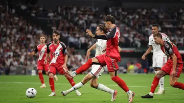 Álvaro Carreras dispara para anotar el 2-0 ante el Rayo Vallecano Álvaro Carreras dispara para anotar el 2-0 ante el Rayo Vallecano