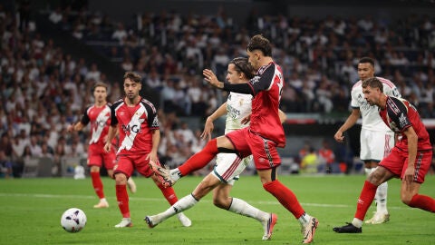 &Aacute;lvaro Carreras dispara para anotar el 2-0 ante el Rayo Vallecano
