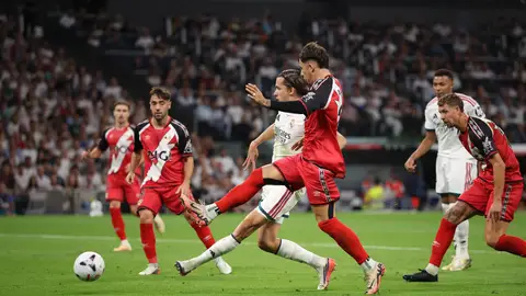 Álvaro Carreras dispara para anotar el 2-0 ante el Rayo Vallecano Álvaro Carreras dispara para anotar el 2-0 ante el Rayo Vallecano