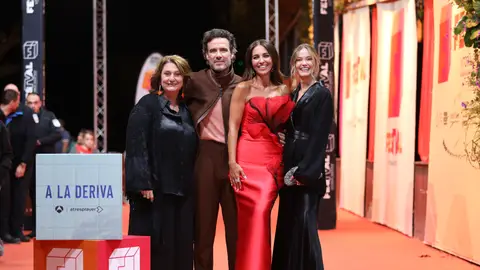 Elenco de A la deriva la alfombra de la premier en el FesTVal Elenco de A la deriva la alfombra de la premier en el FesTVal