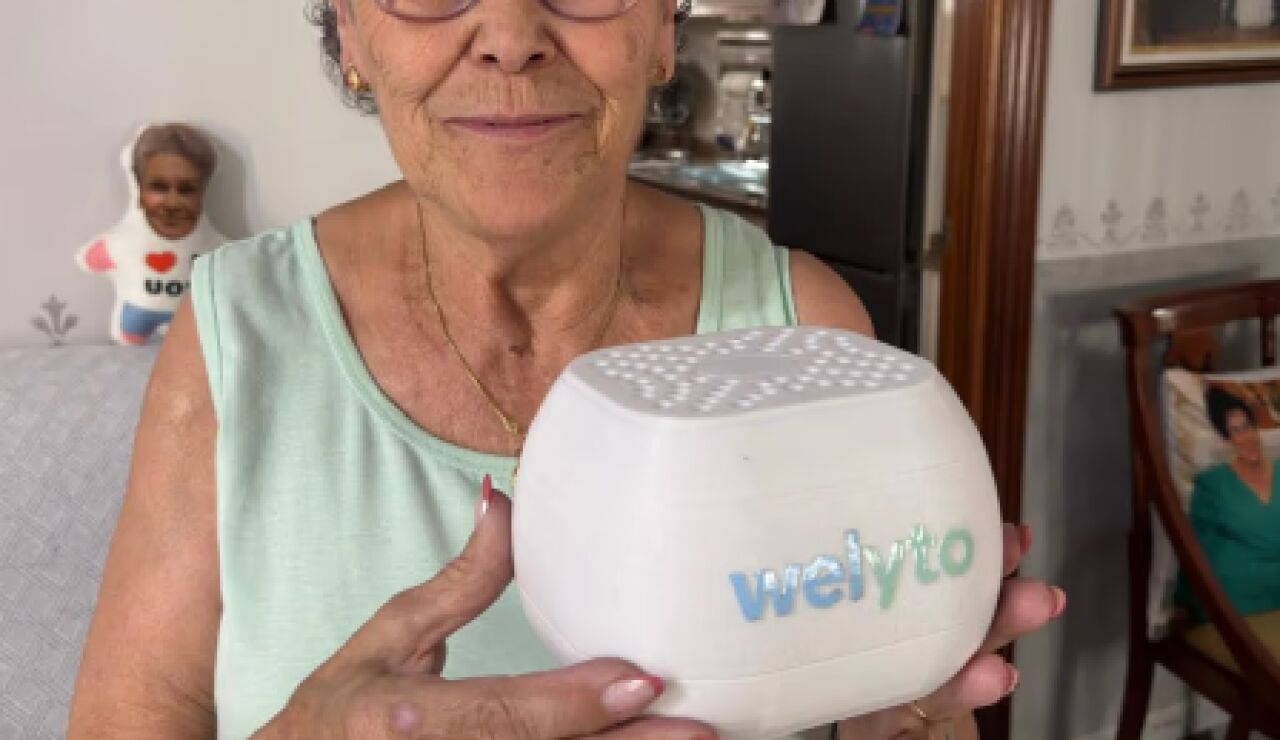 Imagen de archivop de una mujer y el dispositivo welyto