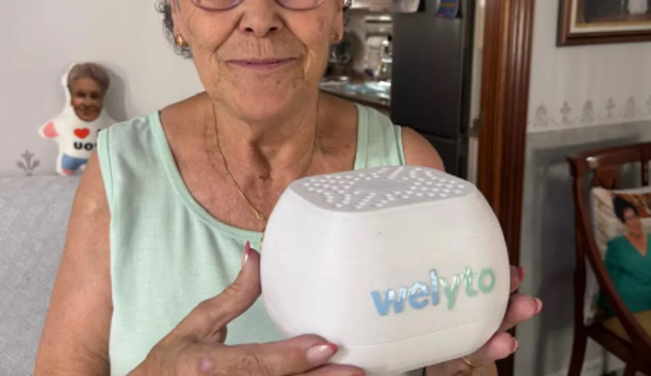 Imagen de archivop de una mujer y el dispositivo welyto