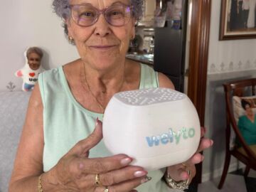 Imagen de archivop de una mujer y el dispositivo welyto