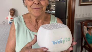 Imagen de archivop de una mujer y el dispositivo welyto