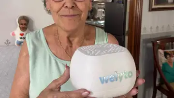 Imagen de archivop de una mujer y el dispositivo welyto Imagen de archivop de una mujer y el dispositivo welyto