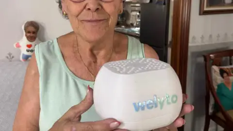 Imagen de archivop de una mujer y el dispositivo welyto Imagen de archivop de una mujer y el dispositivo welyto