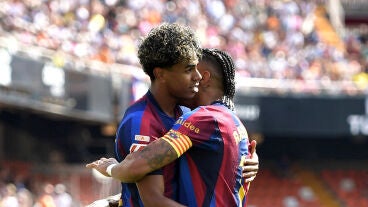 Lamine Yamal y Raphinha celebran un gol en Mestalla