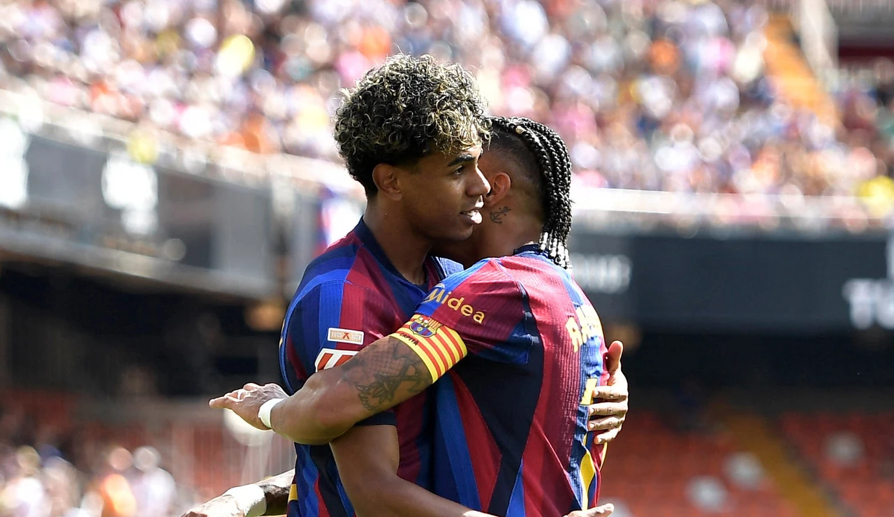 Lamine Yamal y Raphinha celebran un gol en Mestalla