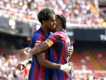 Lamine Yamal y Raphinha celebran un gol en Mestalla