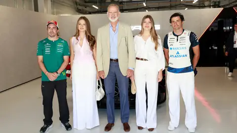 Fernando Alonso, la princesa Leonor, el rey Felipe, la infanta Sofía y Carlos Sainz en el Gran Premio de España de Fórmula 1 Fernando Alonso, la princesa Leonor, el rey Felipe, la infanta Sofía y Carlos Sainz en el Gran Premio de España de Fórmula 1