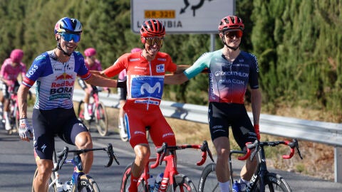 Enric Mas posa junto al segundo y tercer clasificado en la &uacute;ltima etapa de la Vuelta a Espa&ntilde;a