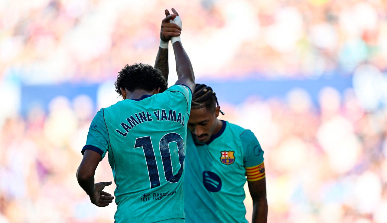 Lamine y Raphinha celebran un gol ante el Levante