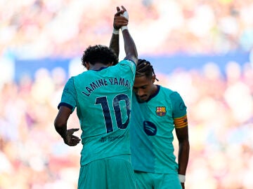 Lamine y Raphinha celebran un gol ante el Levante
