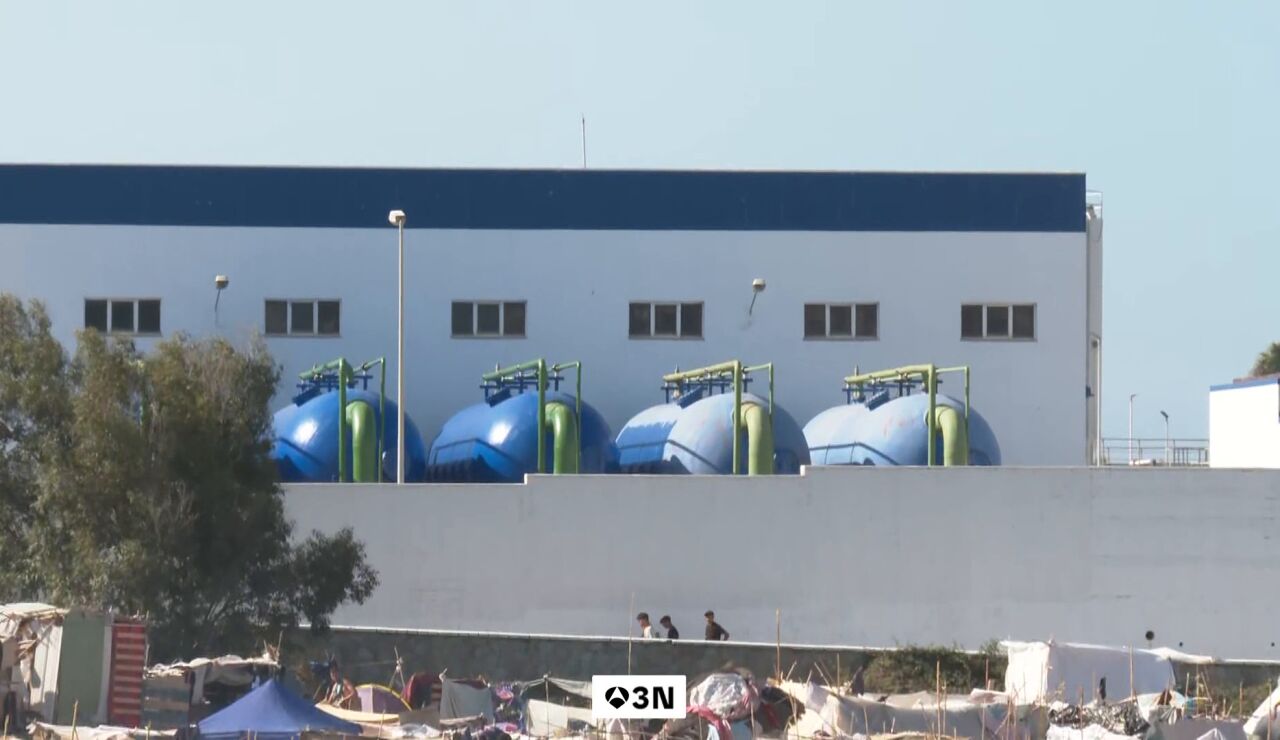 El Gobierno de Ceuta pide el "desalojo urgente" de los migrantes junto a la planta desaladora