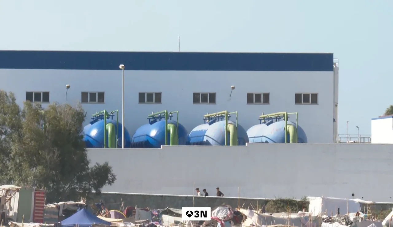 El Gobierno de Ceuta pide el "desalojo urgente" de los migrantes junto a la planta desaladora