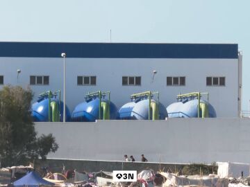 El Gobierno de Ceuta pide el "desalojo urgente" de los migrantes junto a la planta desaladora