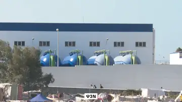 El Gobierno de Ceuta pide el "desalojo urgente" de los migrantes junto a la planta desaladora El Gobierno de Ceuta pide el "desalojo urgente" de los migrantes junto a la planta desaladora