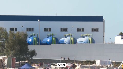 El Gobierno de Ceuta pide el "desalojo urgente" de los migrantes junto a la planta desaladora