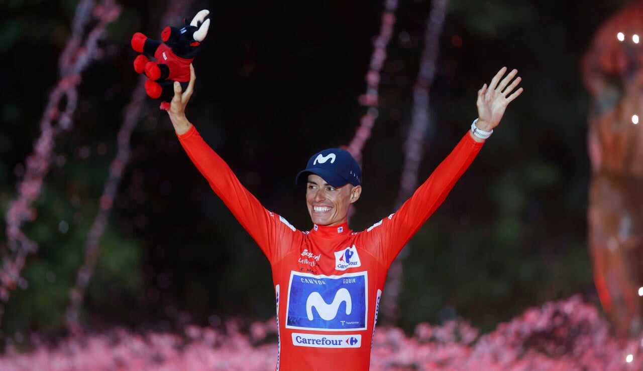 Enric Mas proclam&aacute;ndose ganador de la Vuelta a Espa&ntilde;a 2026