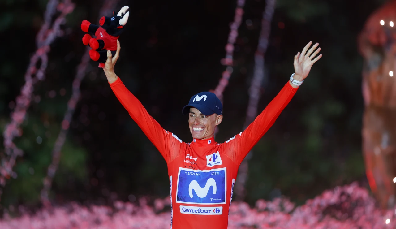 Enric Mas proclamándose ganador de la Vuelta a España 2026