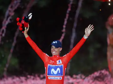 Enric Mas proclamándose ganador de la Vuelta a España 2026 Enric Mas proclamándose ganador de la Vuelta a España 2026