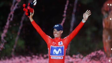 Enric Mas proclam&aacute;ndose ganador de la Vuelta a Espa&ntilde;a 2026