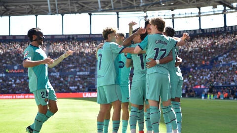 Los jugadores del Bar&ccedil;a celebran el gol de Espart ante el Levante