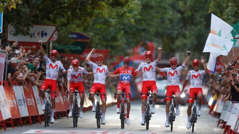 Enric Mas cruzando la l&iacute;nea de meta proclam&aacute;ndose campe&oacute;n de la Vuelta a Espa&ntilde;a