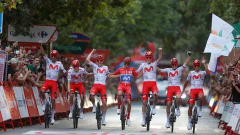 Enric Mas cruzando la línea de meta proclamándose campeón de la Vuelta a España Enric Mas cruzando la línea de meta proclamándose campeón de la Vuelta a España