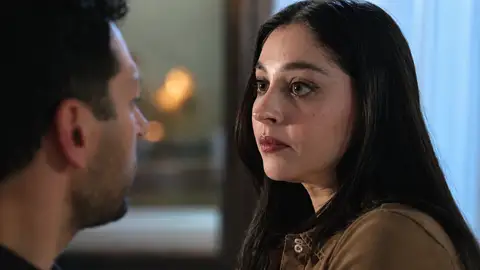 Zeynep se cuela de madrugada en la habitación de Serhat... ¡y él la pilla con las manos en la masa! Zeynep se cuela de madrugada en la habitación de Serhat... ¡y él la pilla con las manos en la masa!