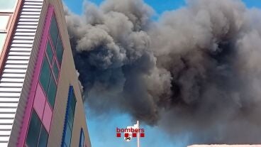 Un incendio en una empresa de ropa en Matar&oacute; (Barcelona) obliga a desalojar a sus trabajadores