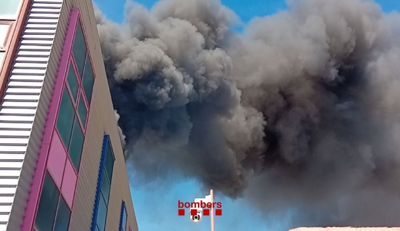 Un incendio en una empresa de ropa en Matar&oacute; (Barcelona) obliga a desalojar a sus trabajadores
