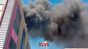 Un incendio en una empresa de ropa en Mataró (Barcelona) obliga a desalojar a sus trabajadores Un incendio en una empresa de ropa en Mataró (Barcelona) obliga a desalojar a sus trabajadores