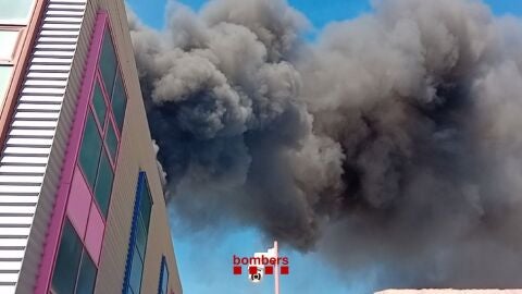 Un incendio en una empresa de ropa en Matar&oacute; (Barcelona) obliga a desalojar a sus trabajadores