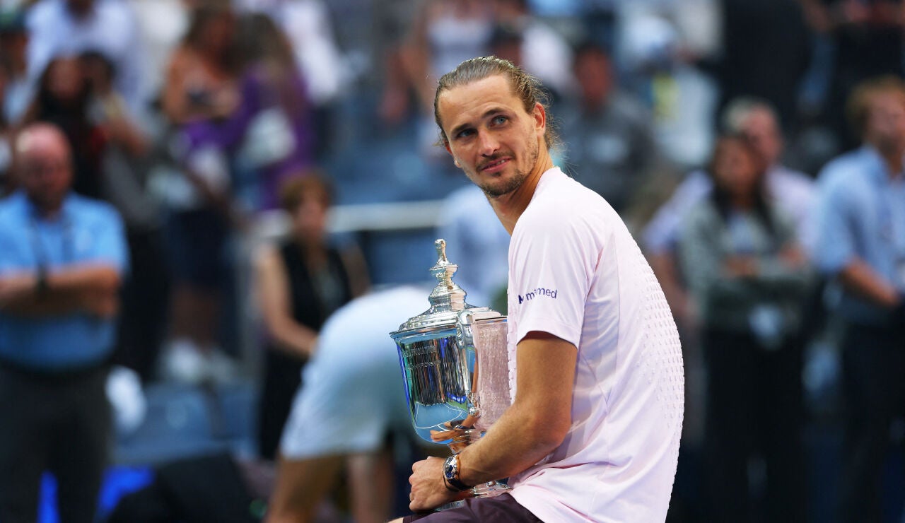 Zverev posa con el trofeo del US Open