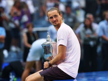Zverev posa con el trofeo del US Open