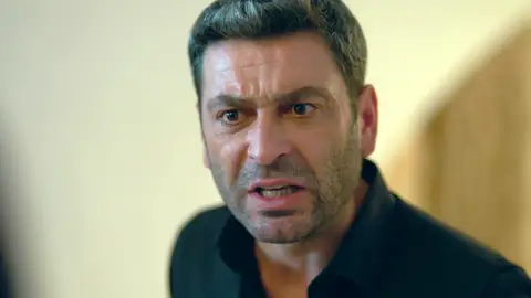 Sadakat acusa a Cihan de ocultar a Boran para proteger su relación con Alya Sadakat acusa a Cihan de ocultar a Boran para proteger su relación con Alya