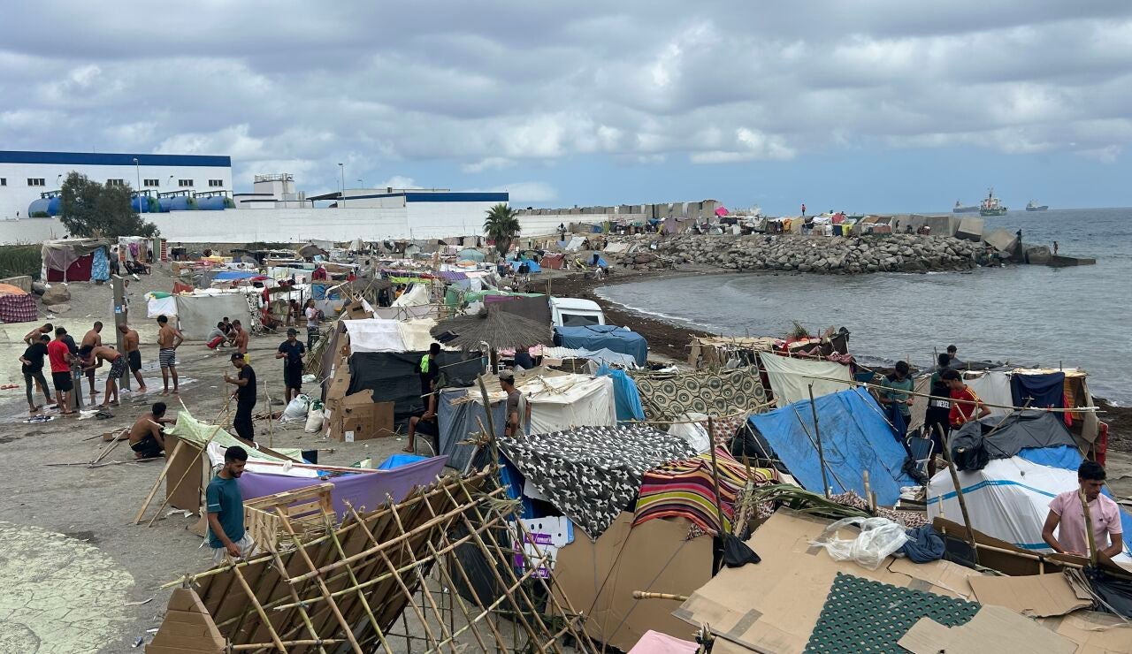 Nuevo asentamiento de migrantes en la playa de Ben&iacute;tez (Ceuta)